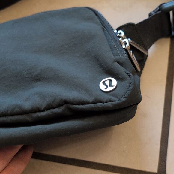 lululemon athletica Belt Bag Evergreen Green - Picture 3 of 9